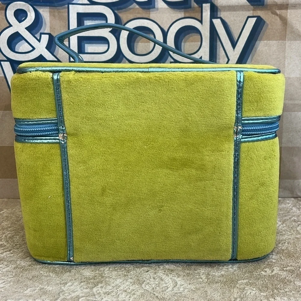 VINTAGE Bath & Body Works True Blue Spa Footcare Set Soothing Socklets Zip Case